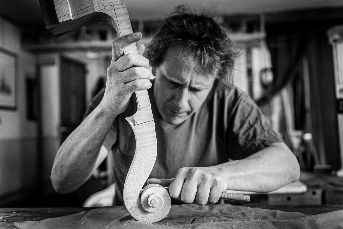 artisan luthier en plein travail - Marc CHAZELLE Photographe 