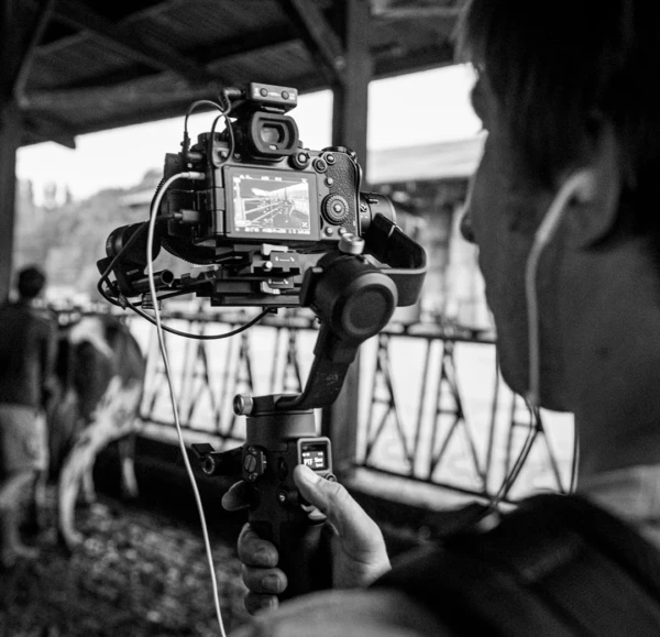 Vidéaste professionnel spécialiste du film institutionnel pour les entreprises - membre de l'équipe d'UNWABU VISUAL MEDIA
