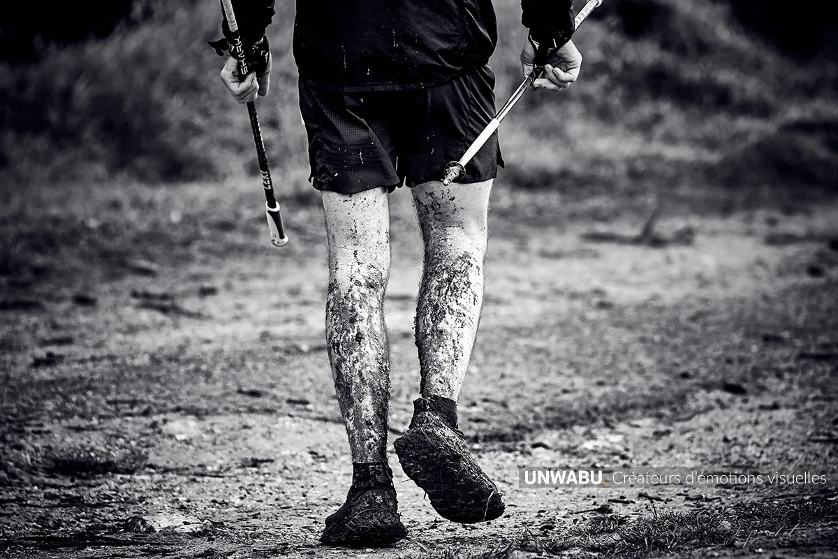 course a pied sous la pluie dans la boue