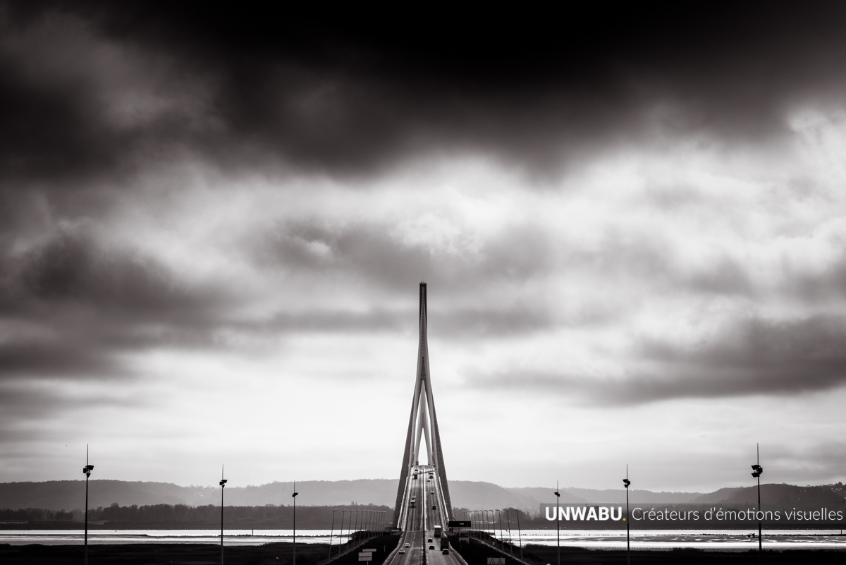 pont de Normandie en noir et blanc