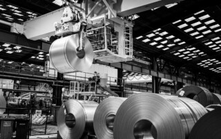 photo usine métallurgique portique noir et blanc
