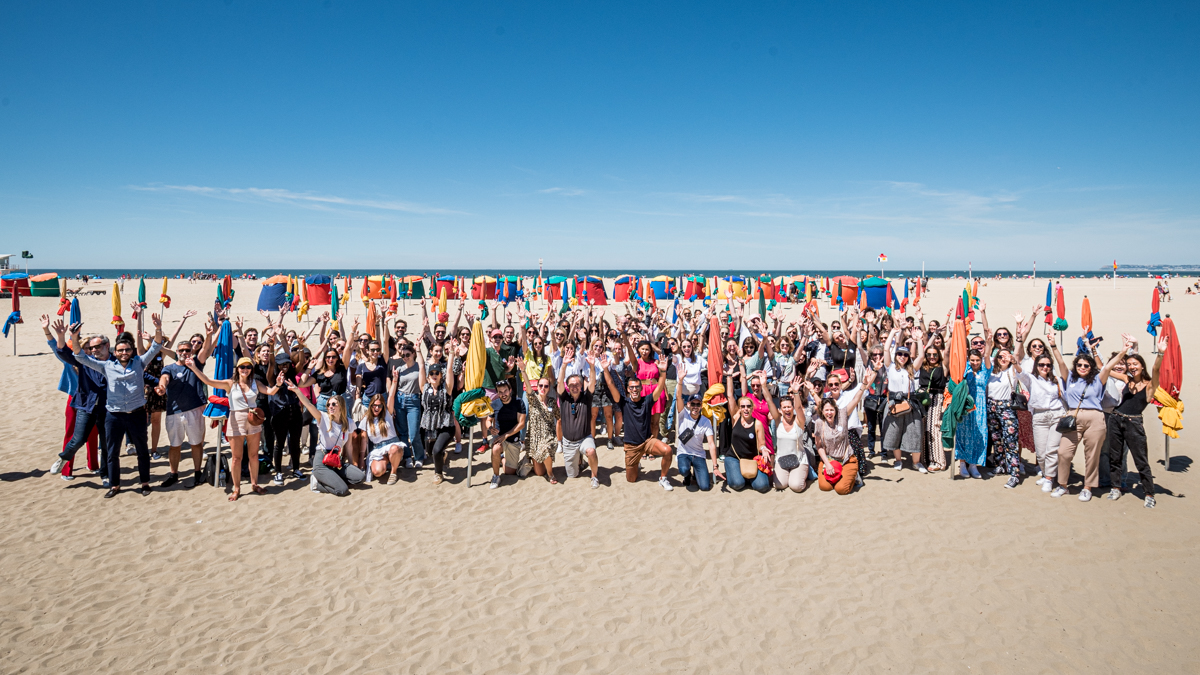 Photo de groupe sur la plage de Deauville - Reportage photo évènementiel