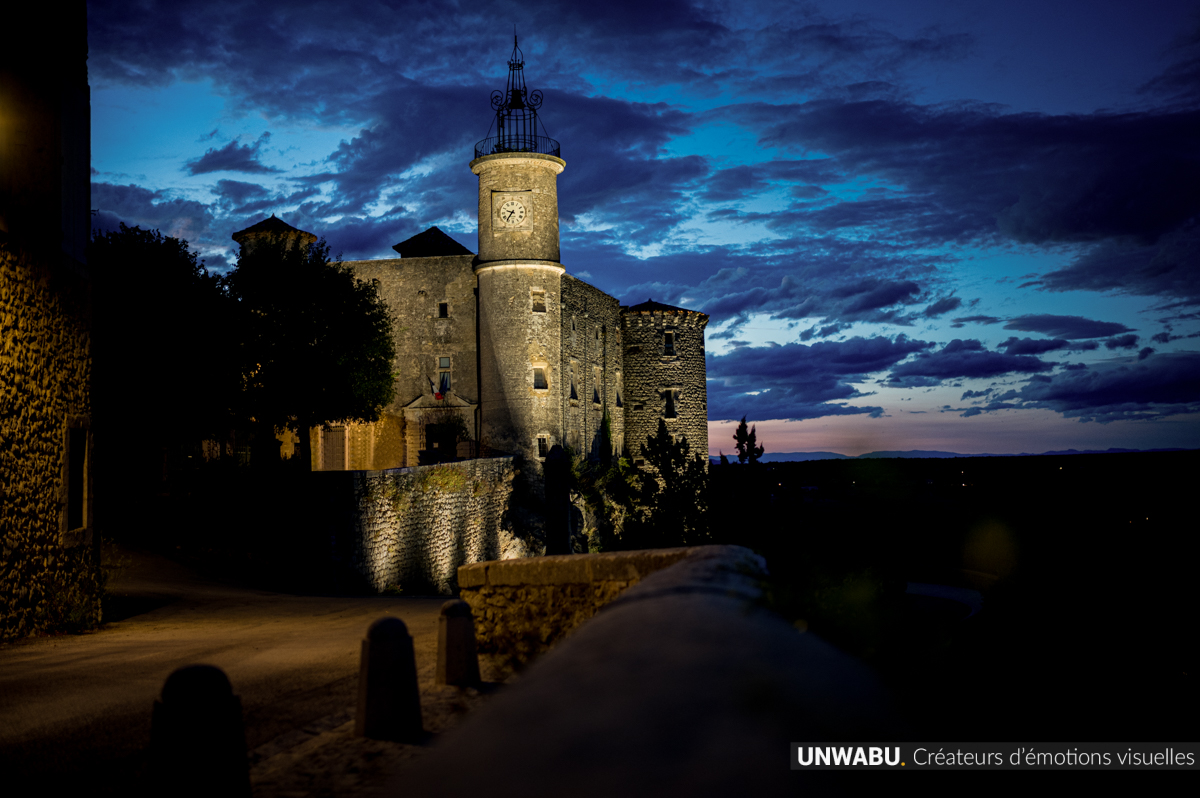 Chateau de Lussan dans le gard vue de nuit