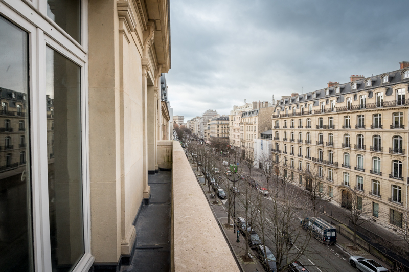 vue d'un appartement parisien sur l'Arc de Triomphe
