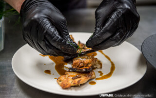 mains de cuisinier - Reportage photo dans les cuisines d'un restaurant gastronomique