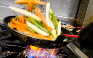 légumes dans la poele - Reportage photo dans les cuisines d'un restaurant gastronomique